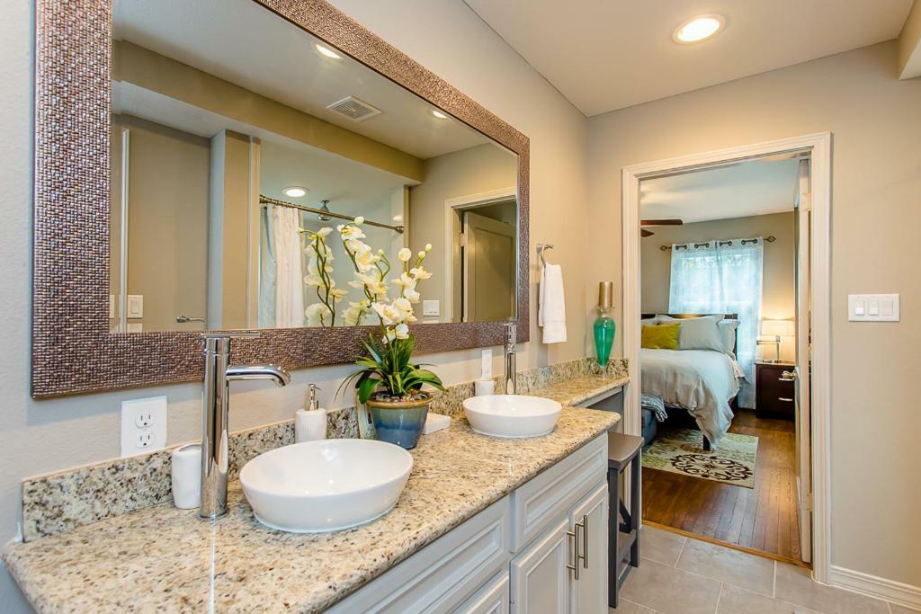 The Blue Door Bungalow - Luxury Home Downtown Houston Exterior foto